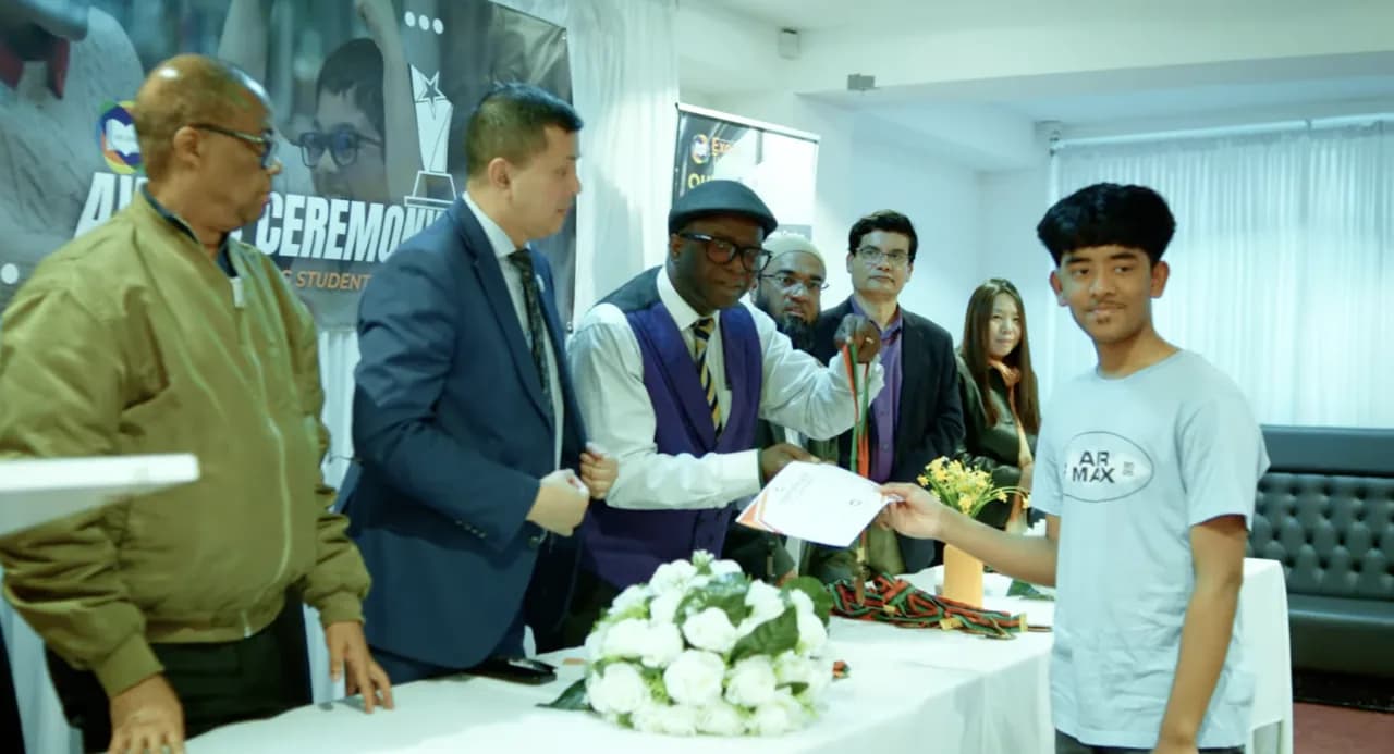 An Excel Tutors student receiving a certificate